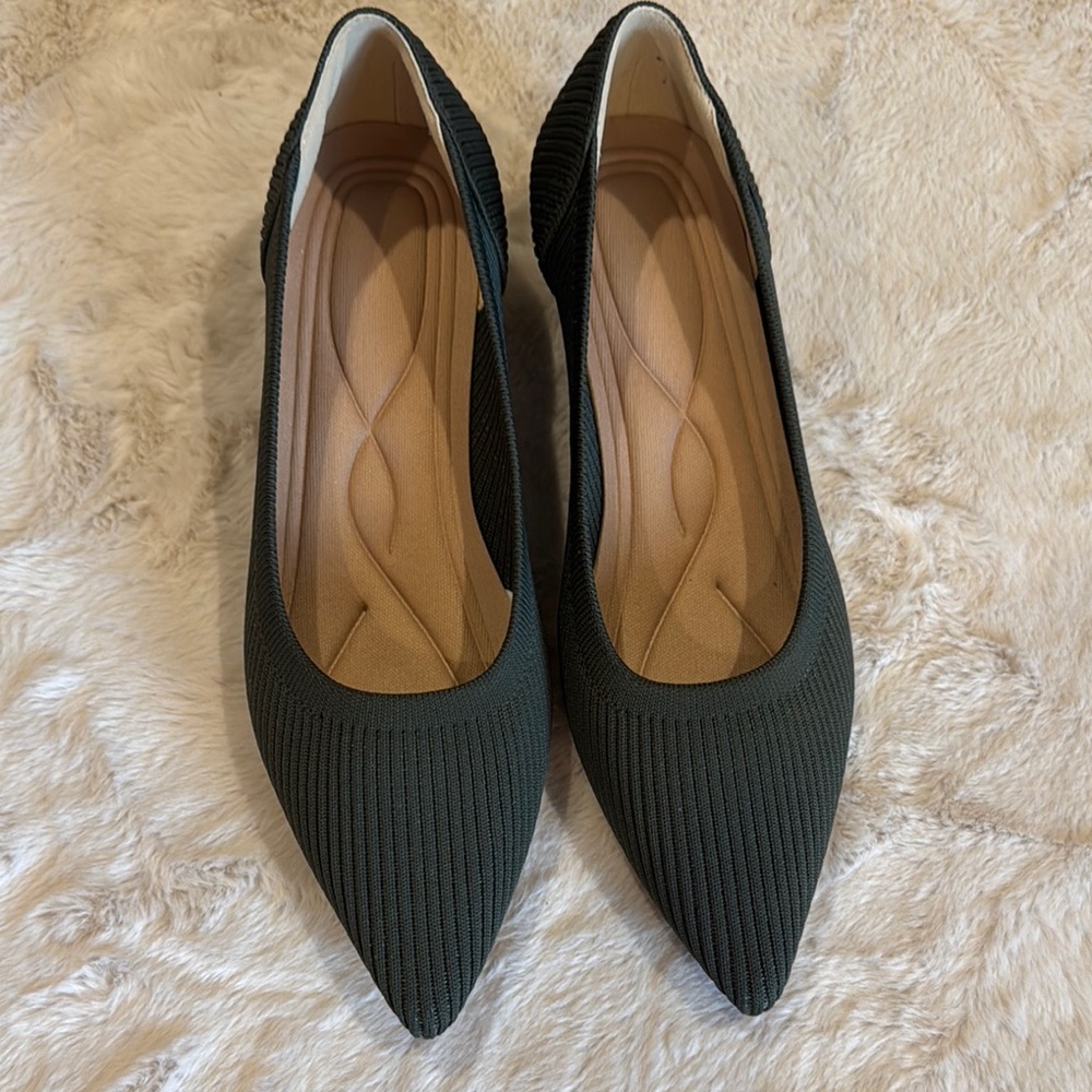 Black Textured Flats with Pointed Toe and Low-Cut Vamp